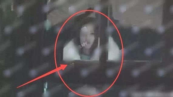 徐峥夜会美女真相曝光，徐峥头发是怎么没的老婆是谁