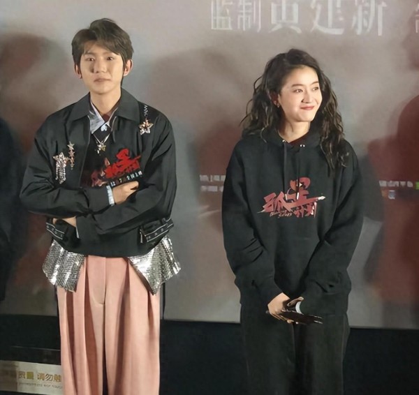 24岁王源法令纹明显，颜值下滑引热议！