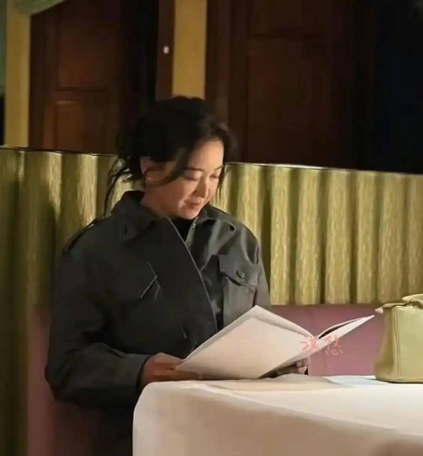 贾玲43岁生日照曝光：爱马仕配大衣，这还是喜剧女王吗？