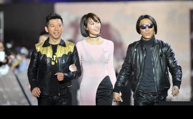 白百何近照曝光，身材高挑穿白色卫衣小腹平坦，立破“怀孕”传言