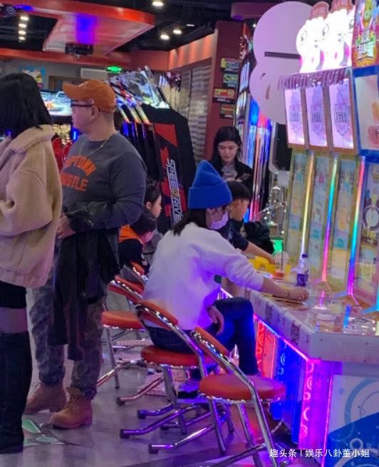 白百何近照曝光，身材高挑穿白色卫衣小腹平坦，立破“怀孕”传言