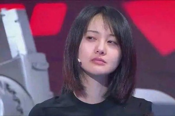 33岁郑爽出国后晒自拍照，朴素穿搭气质大变，发际线状态令人唏嘘