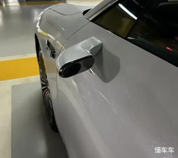 华为明星缘真好：黄晓明68万买下华为享界S9，金色车漆加价上万-有驾
