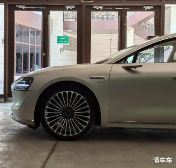 华为明星缘真好：黄晓明68万买下华为享界S9，金色车漆加价上万-有驾