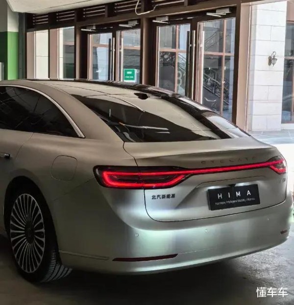 华为明星缘真好：黄晓明68万买下华为享界S9，金色车漆加价上万-有驾