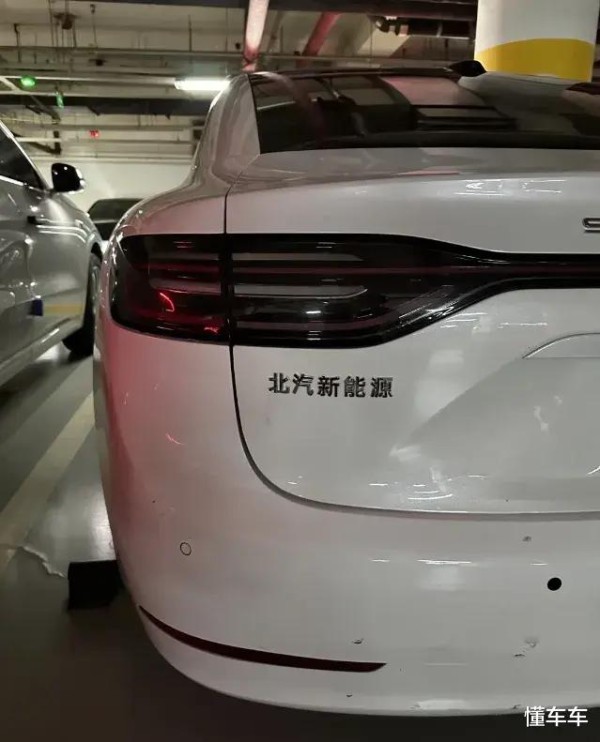 华为明星缘真好：黄晓明68万买下华为享界S9，金色车漆加价上万-有驾