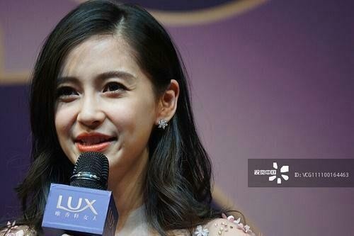 angelababy的真实照片，很难回想起她荧幕上的美颜，修图很重要！