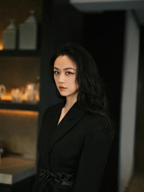 汤唯素颜啃煎饼碾压内娱：46岁女星拖鞋包浆竟成顶流密码？