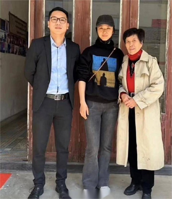 明星汤唯回老家浙江温州市乐清扫墓