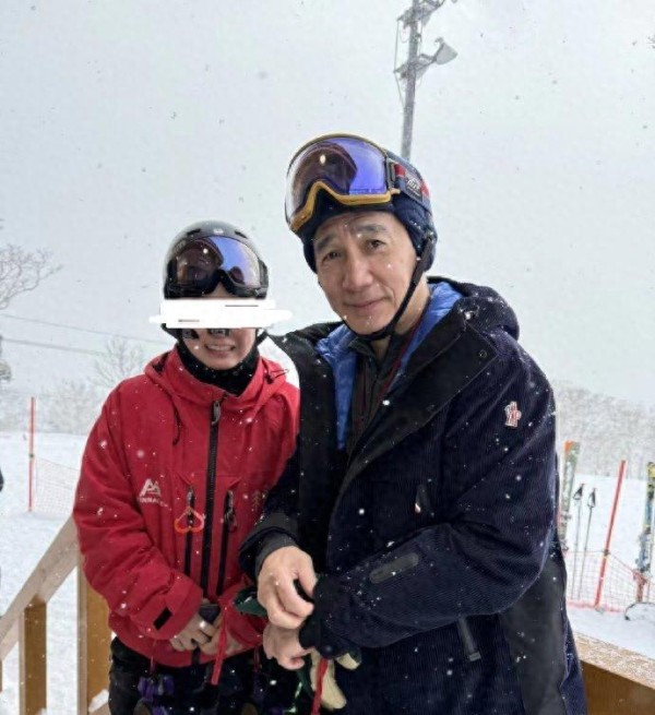 62岁梁朝伟日本滑雪被偶遇，网友：居然滑的是单板