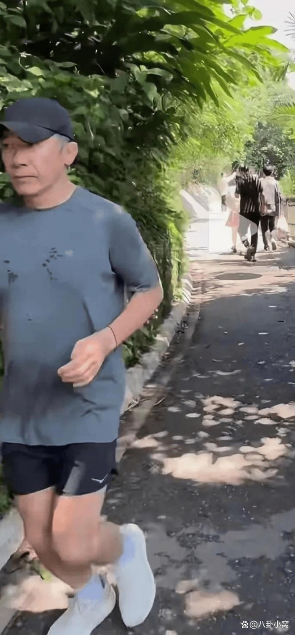 偶遇63岁梁朝伟晨跑，穿着朴素步履轻盈状态好，活出松弛感人生