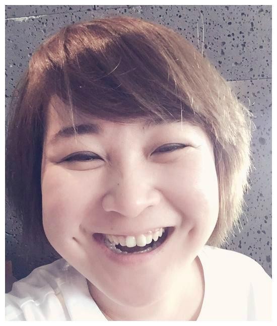 爱笑的女孩贾玲，成名背后的心酸，你只有拼命努力才能得到掌声