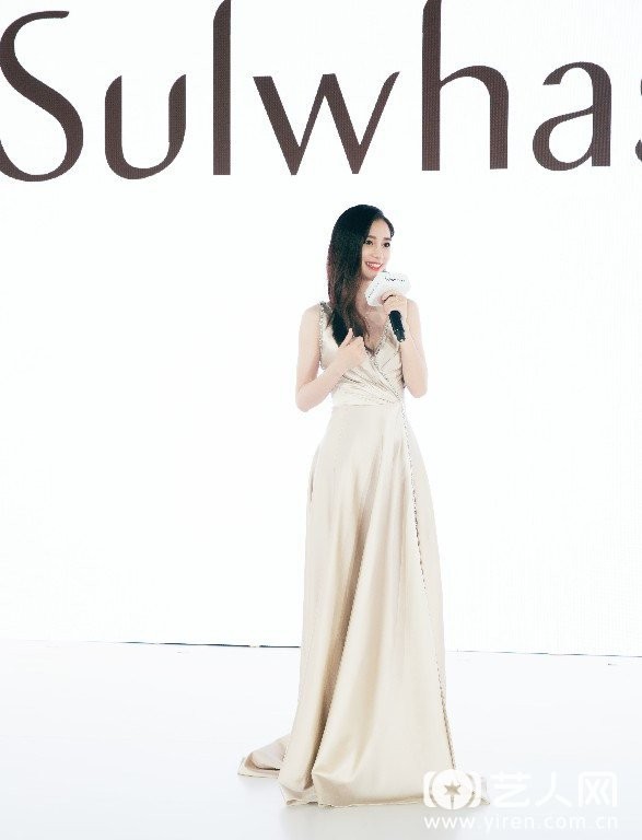 Angelababy金色礼服出席活动__(1).jpg