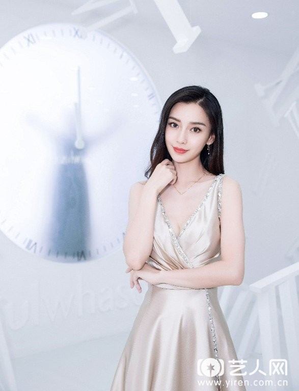 Angelababy金色礼服出席活动__(9).jpg