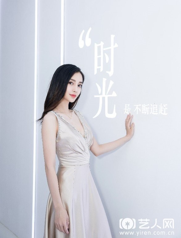 Angelababy金色礼服出席活动__(6).jpg