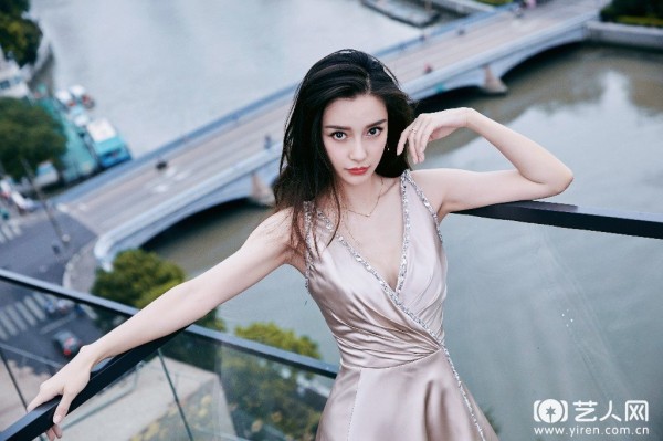 Angelababy金色礼服出席活动__(2).jpg