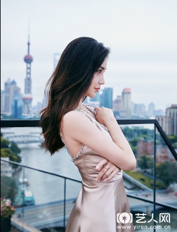 Angelababy金色礼服出席活动__(4).jpg