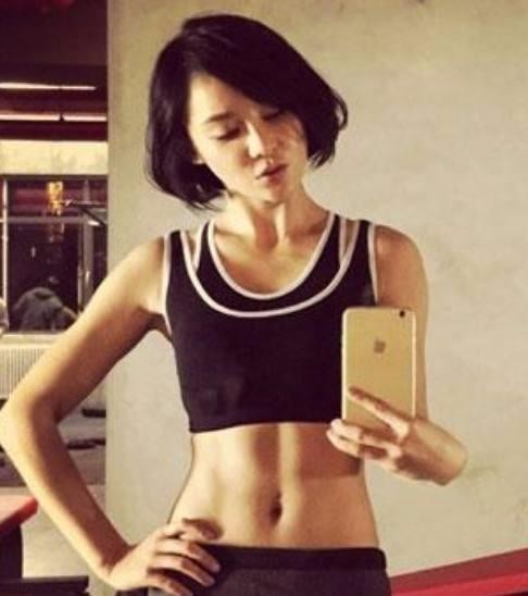 最爱秀身材的四位女星，万茜仅排第二，第1名是肌肉强壮的她！