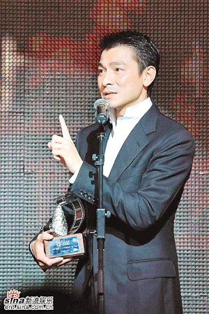 刘德华领取“最有贡献电影人”奖