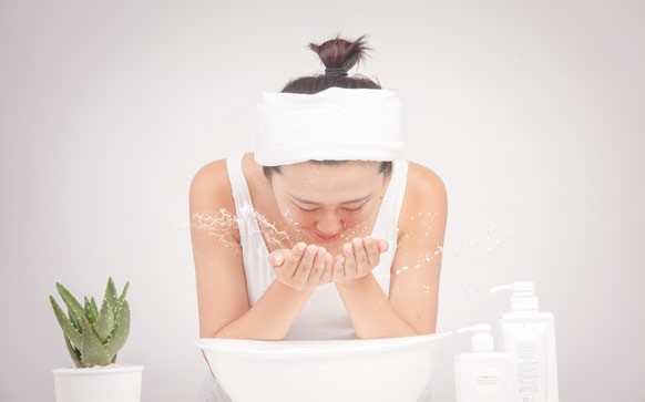 唇部卸妆方法