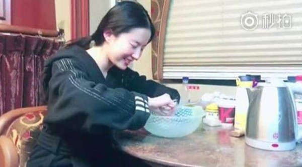 刘亦菲洗脸方式很“另类”，揭秘明星是如何洗脸的，网友：很刺激