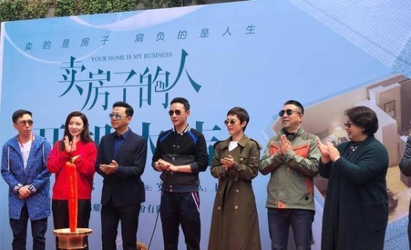 孙俪出席新剧发布会，打造不对称的美感，让人耳目一新！
