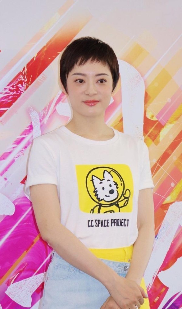 孙俪出席新剧发布会，打造不对称的美感，让人耳目一新！