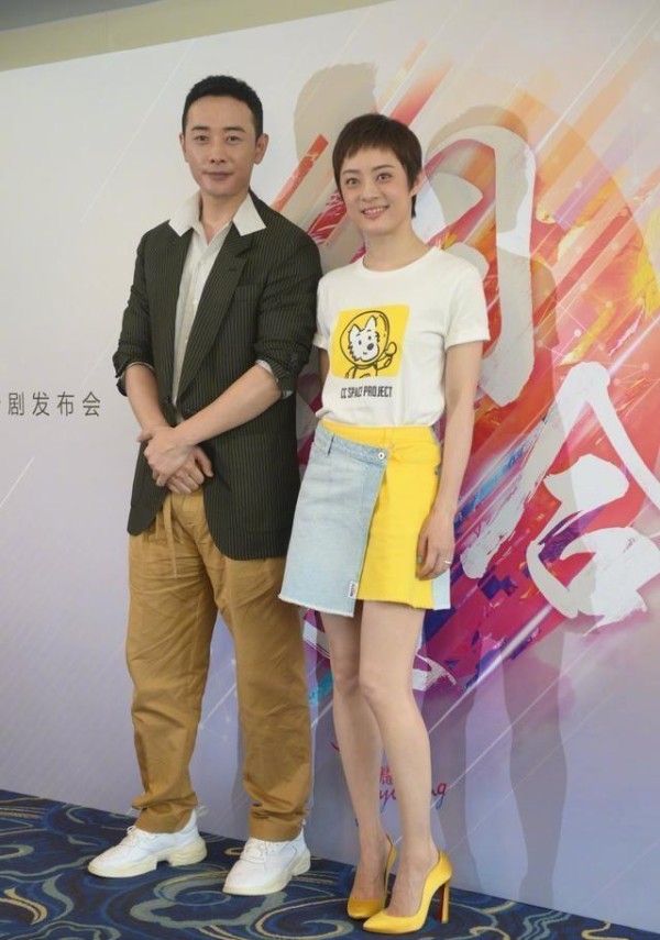 孙俪出席新剧发布会，打造不对称的美感，让人耳目一新！
