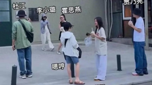 哇塞！霍思燕贾乃亮两家同游， “售后联动” 甜度超标！