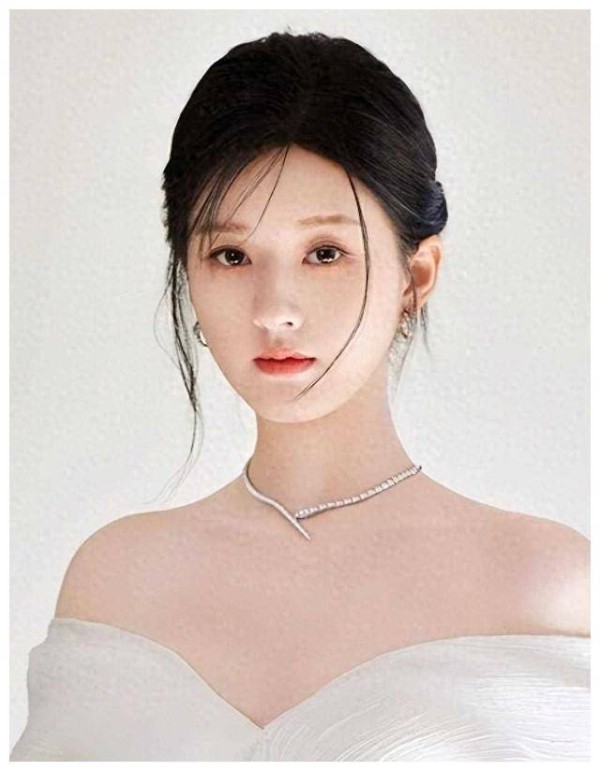 赵露思——时尚达人，21个代言引领潮流，95后小花的宠儿。