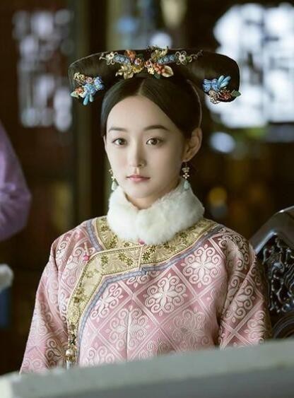 何泓姗五官撞脸两位女明星，她可以在娱乐圈达到她们的地位吗？
