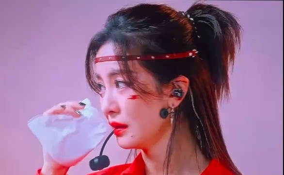 李晟节目中因队友舞台感动落泪
