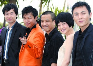 陈思成（左二）出席《春风沉醉的晚上》的首映式