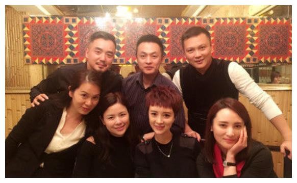 明星和同学们的合照，何炅的像全家福，姚晨没有同学漂亮