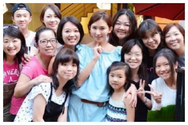 明星和同学们的合照，何炅的像全家福，姚晨没有同学漂亮