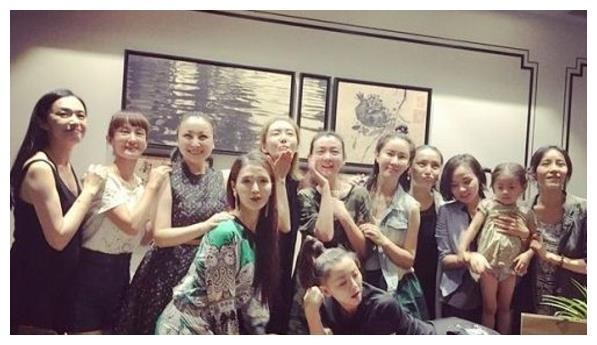 明星和同学们的合照，何炅的像全家福，姚晨没有同学漂亮