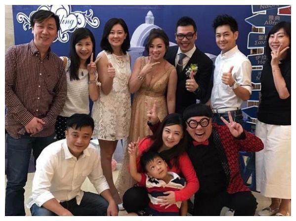 明星和同学们的合照，何炅的像全家福，姚晨没有同学漂亮