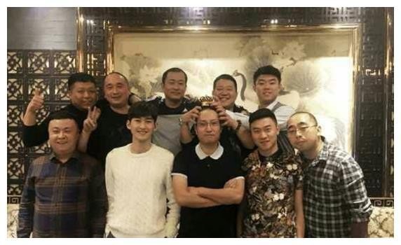 明星和同学们的合照，何炅的像全家福，姚晨没有同学漂亮