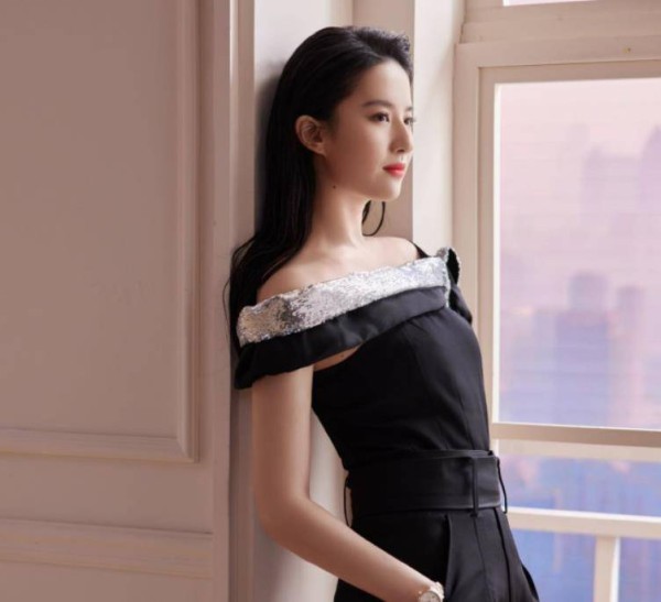 刘亦菲与新剧演员合照，一身绿裙好抢镜，高糊画质也挡不住她的美