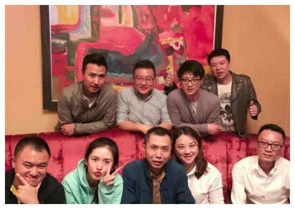 明星和同学们的合照，何炅的像全家福，姚晨没有同学漂亮