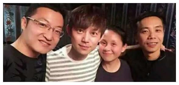 明星和同学们的合照，何炅的像全家福，姚晨没有同学漂亮