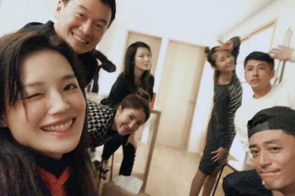 舒淇晒照庆祝好友聚会，林心如霍建华罕见同框，搞怪卖萌很甜蜜