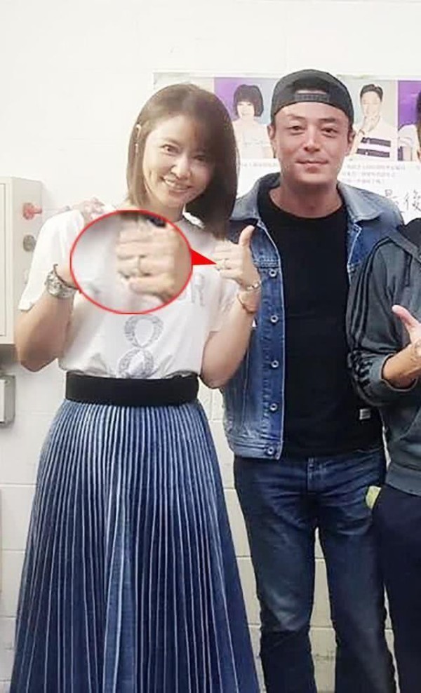 舒淇晒照庆祝好友聚会，林心如霍建华罕见同框，搞怪卖萌很甜蜜
