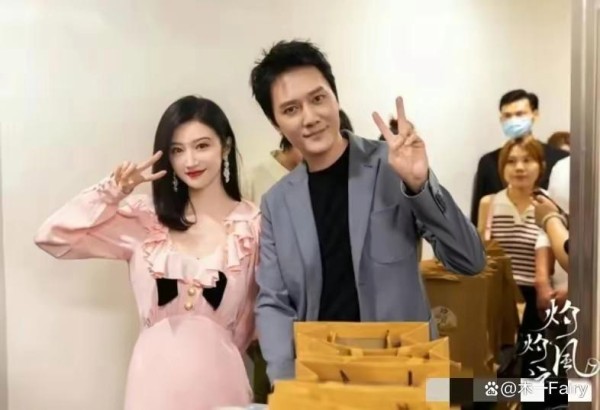 冯绍峰和景甜一起官宣为新剧宣传，两人有爱互动，很登对