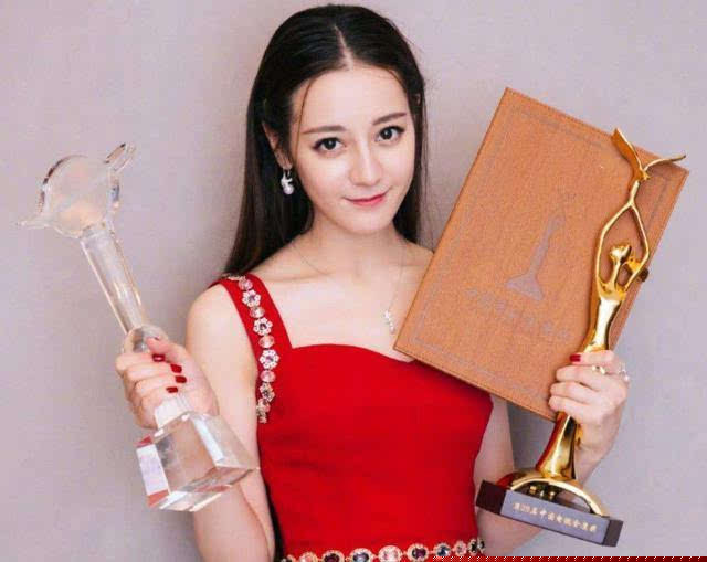 杨紫打败热巴，获星光盛典年度人气女演员，网友：实至名归