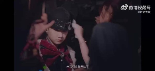 纪录片里汪苏泷练了 8 支舞，每天排练，四面台走位和打光反复调整