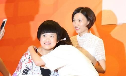郑爽再次放飞自我，素颜出席新书签售活动：不想靠颜值，烦了？！