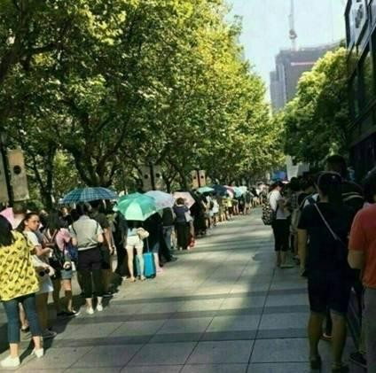 郑爽再次放飞自我，素颜出席新书签售活动：不想靠颜值，烦了？！