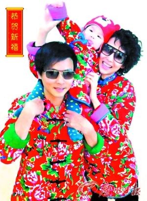 蔡少芬一家三口庆新年。