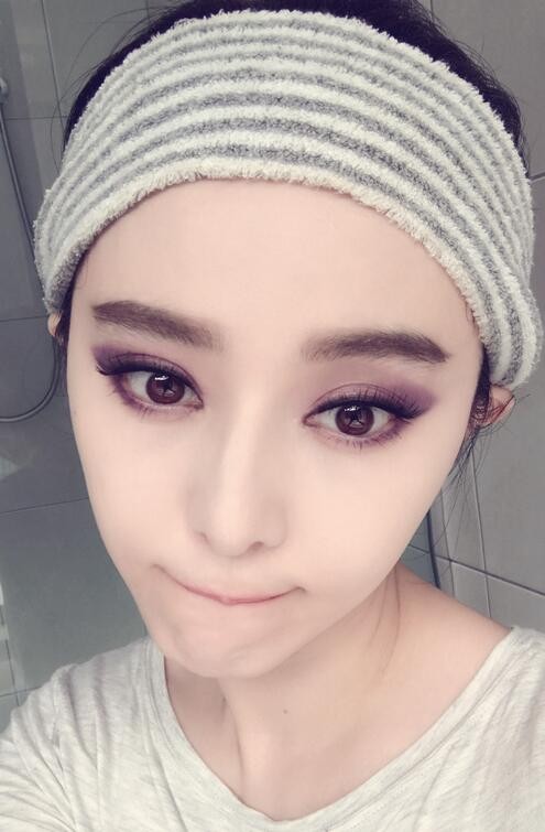 范冰冰发自拍臭美却被网友抓包：门都P歪了
